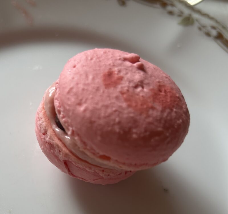 シェラトン都ホテル東京「ロビーラウンジ　バンブー」桜のアフタヌーンティー 桜と小豆のマカロン2