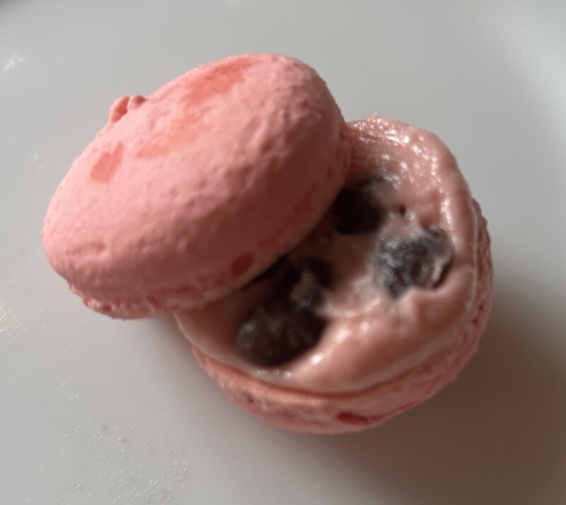 シェラトン都ホテル東京「ロビーラウンジ　バンブー」桜のアフタヌーンティー 桜と小豆のマカロン1