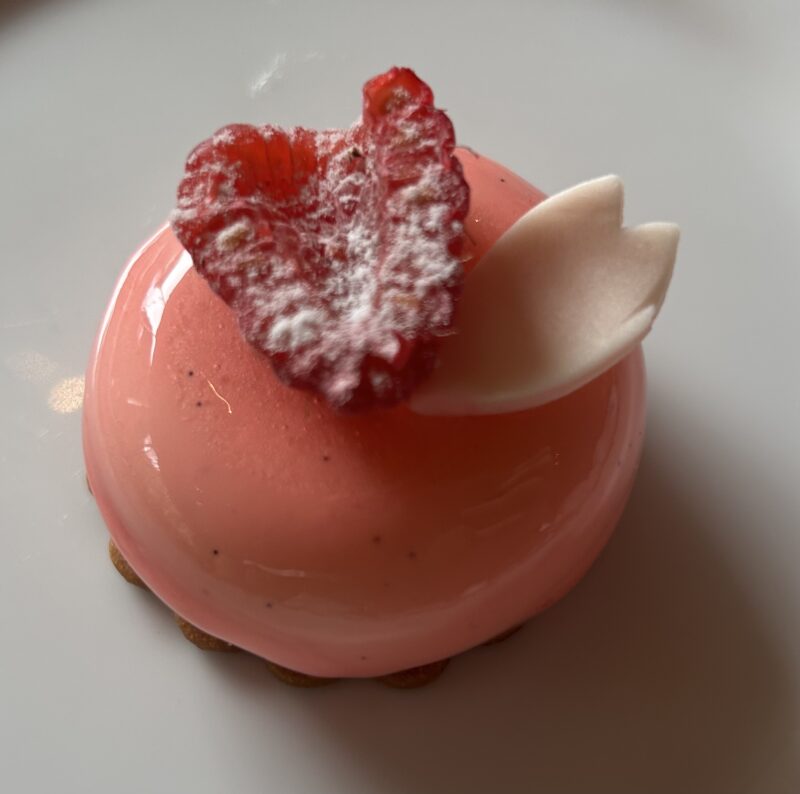 シェラトン都ホテル東京「ロビーラウンジ　バンブー」桜のアフタヌーンティー ホワイトチョコレートとベリーのムース1