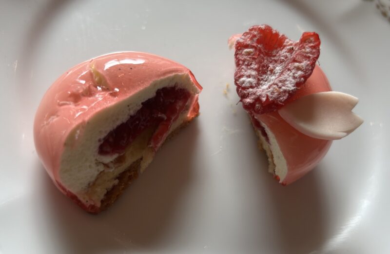 シェラトン都ホテル東京「ロビーラウンジ　バンブー」桜のアフタヌーンティー ホワイトチョコレートとベリーのムース2