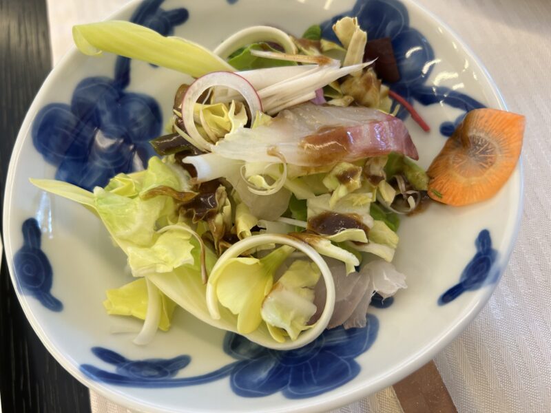 セルリアンタワー東急ホテル「日本料理「Japanese Cuisine 桜丘」のアフタヌーンティー 桜鯛の春野菜サラダ、燻製仕立て