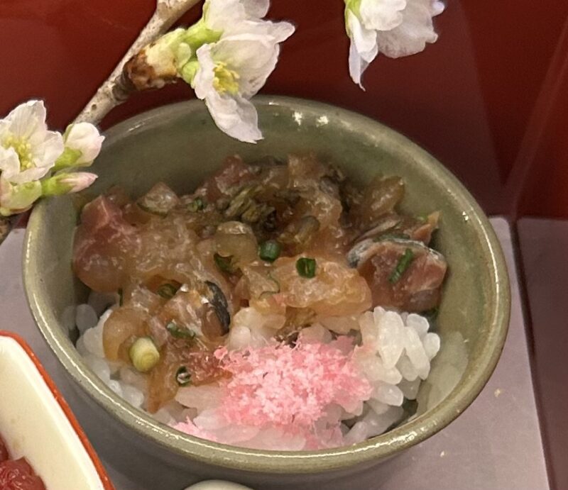 セルリアンタワー東急ホテル「日本料理「Japanese Cuisine 桜丘」のアフタヌーンティー 彩りちらし寿司　シマアジ