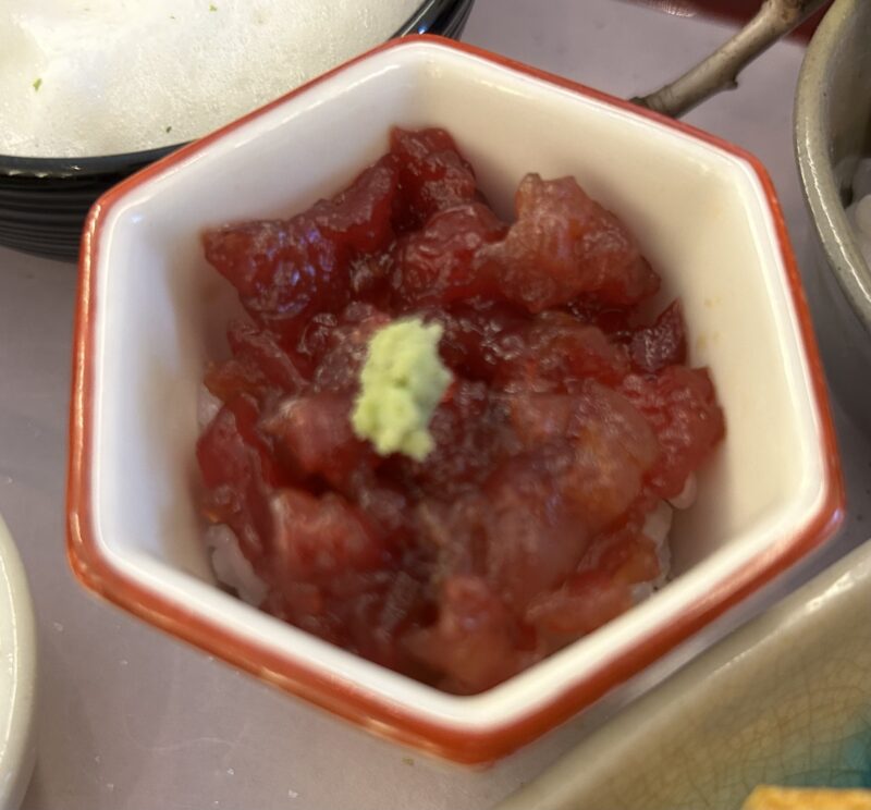 セルリアンタワー東急ホテル「日本料理「Japanese Cuisine 桜丘」のアフタヌーンティー 彩りちらし寿司　マグロ