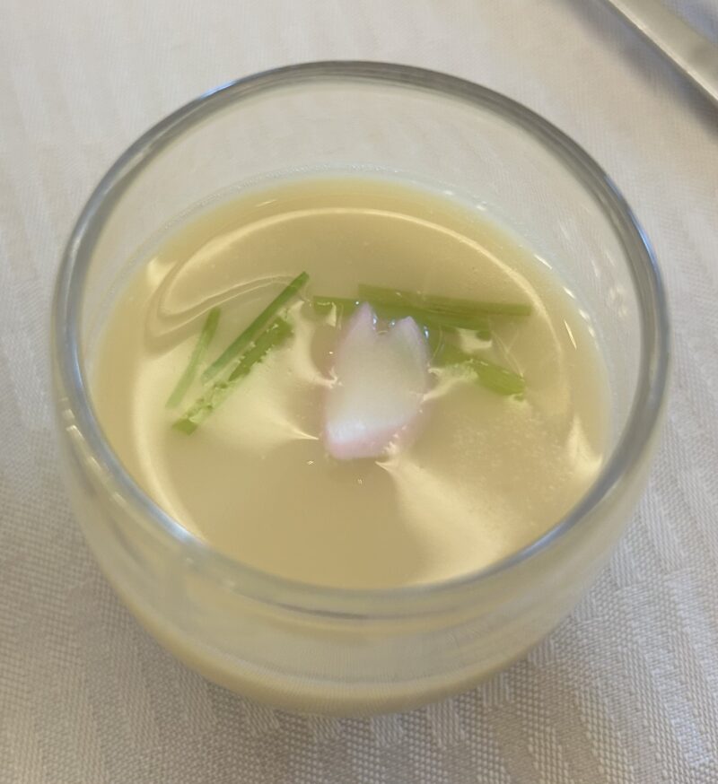 セルリアンタワー東急ホテル「日本料理「Japanese Cuisine 桜丘」のアフタヌーンティー 蛤の茶碗蒸し　花弁百合根三つ葉