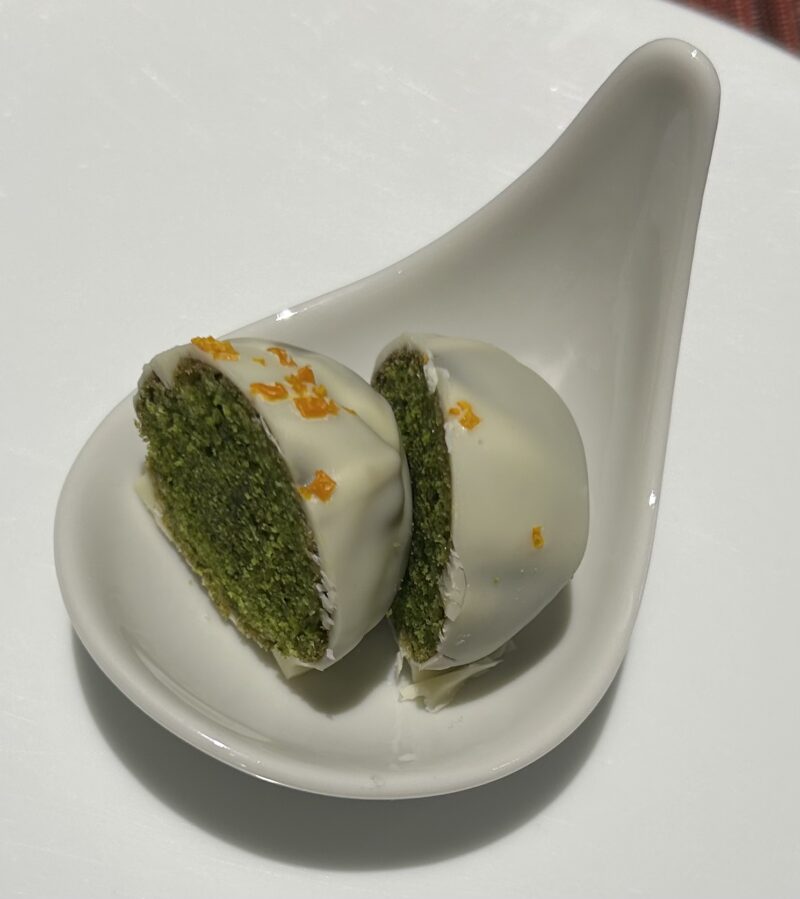 芝パークホテル「ザ ダイニング」アフタヌーンティー ほうれん草のホワイトドーナッツ