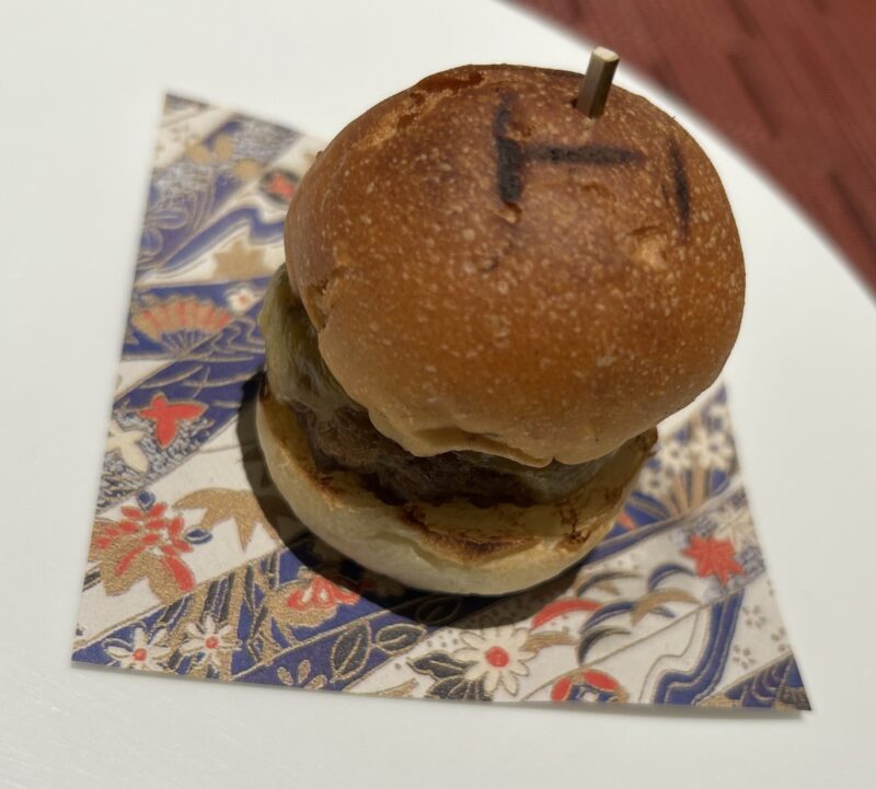 芝パークホテル「ザ ダイニング」アフタヌーンティー チーズバーガー