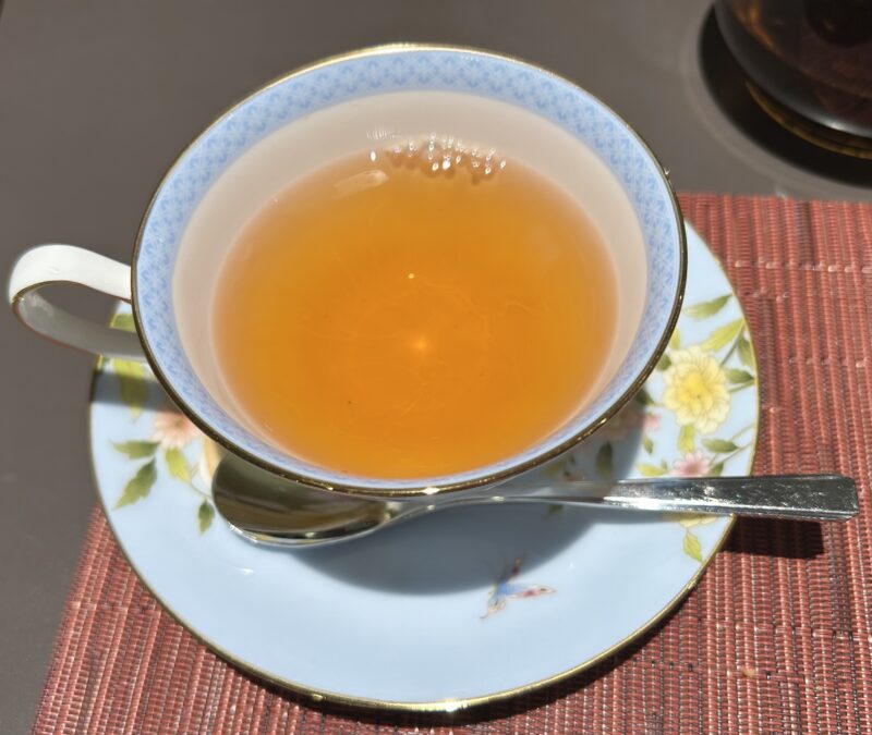 芝パークホテル「ザ ダイニング」アフタヌーンティー 8 洋梨とすももの和紅茶 Japanese Black Tea with Pear and Peach Flavor