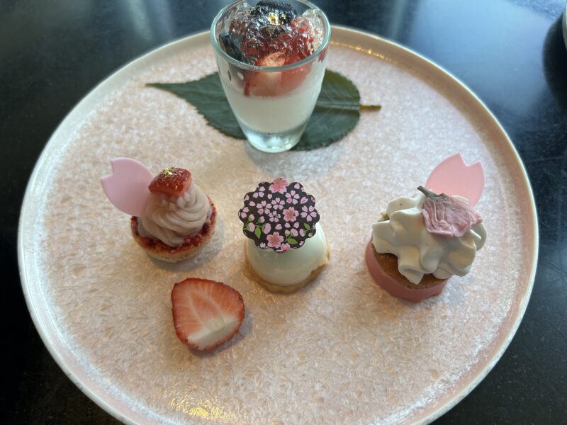 DINING & BAR TABLE 9 TOKYO／品川プリンスホテル「天空のお花見アフタヌーンティー～桜＆いちご～+カフェフリー(時間無制限)」バラエティデザート