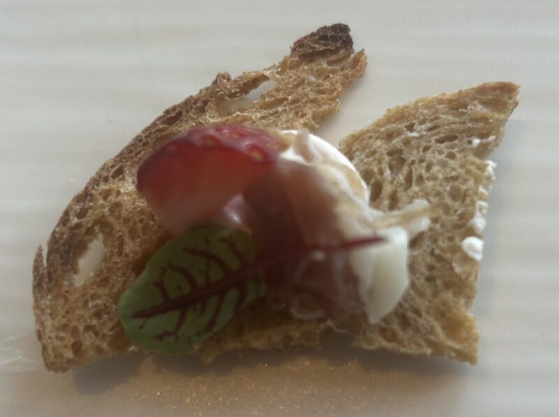 DINING & BAR TABLE 9 TOKYO／品川プリンスホテル「天空のお花見アフタヌーンティー～桜＆いちご～+カフェフリー(時間無制限)」生ハムといちごのブルスケッタ（メルバ）