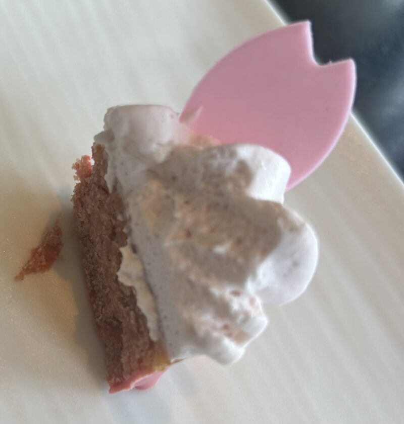 DINING & BAR TABLE 9 TOKYO／品川プリンスホテル「天空のお花見アフタヌーンティー～桜＆いちご～+カフェフリー(時間無制限)」いちごとホワイトチョコムース2