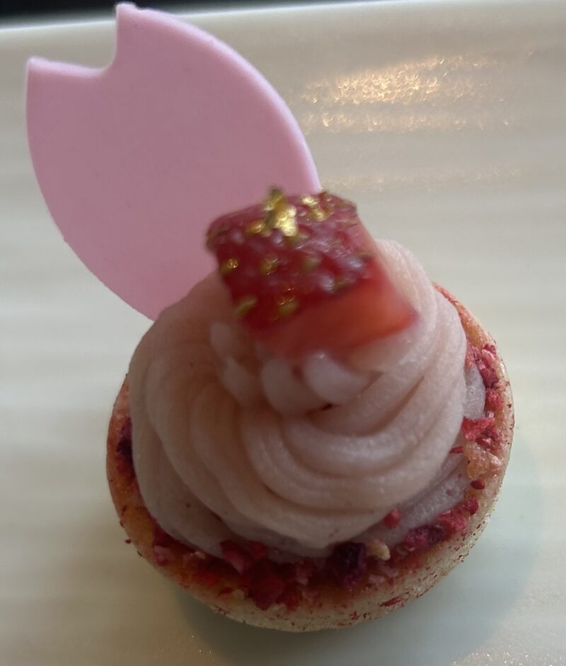 DINING & BAR TABLE 9 TOKYO／品川プリンスホテル「天空のお花見アフタヌーンティー～桜＆いちご～+カフェフリー(時間無制限)」桜といちごのモンブランタルト