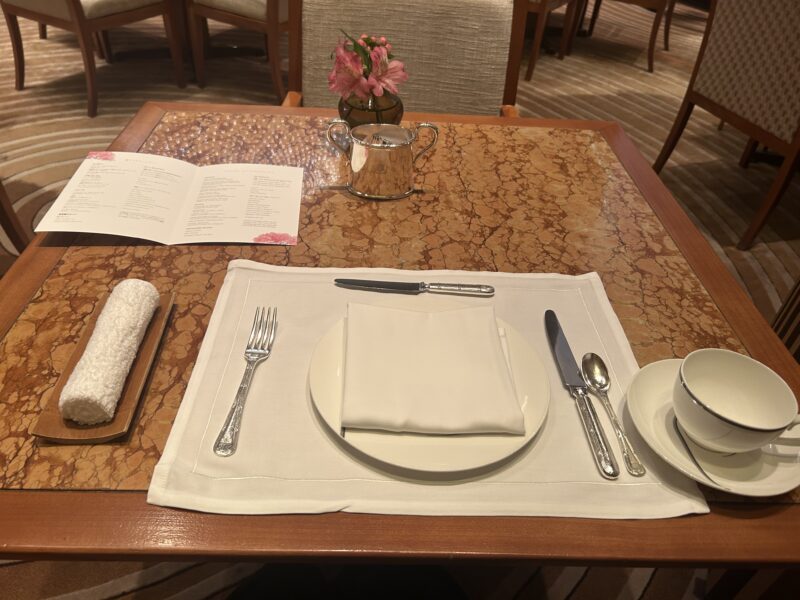 ザ・ペニンシュラ東京「ザ・ロビー（コンチネンタルダイニング）」【桜アフタヌーンティー】春×桜を感じるスイーツ&セイボリー お席