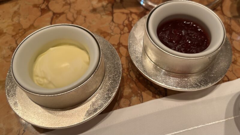 ザ・ペニンシュラ東京「ザ・ロビー（コンチネンタルダイニング）」【桜アフタヌーンティー】春×桜を感じるスイーツ&セイボリー クロテッドクリームとジャム