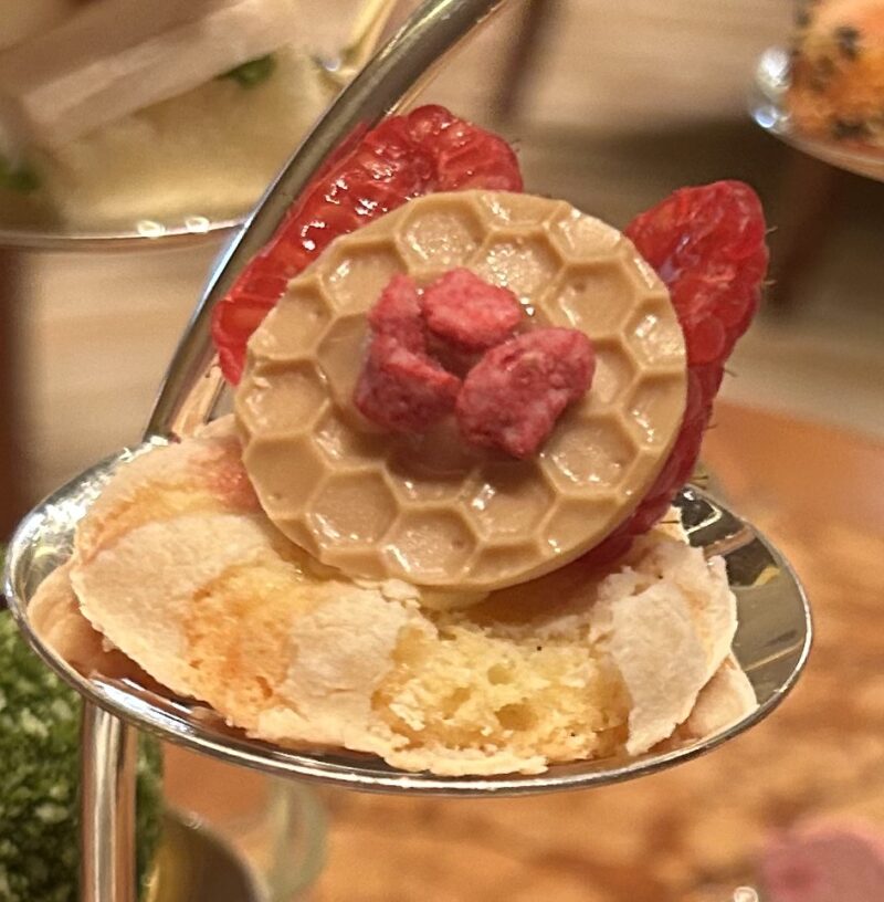 ザ・ペニンシュラ東京「ザ・ロビー（コンチネンタルダイニング）」【桜アフタヌーンティー】春×桜を感じるスイーツ&セイボリー レモンのクリンクル レモンと生姜のカード ラズベリー