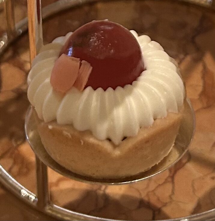 ザ・ペニンシュラ東京「ザ・ロビー（コンチネンタルダイニング）」【桜アフタヌーンティー】春×桜を感じるスイーツ&セイボリー 桜とホワイトチョコのタルト1