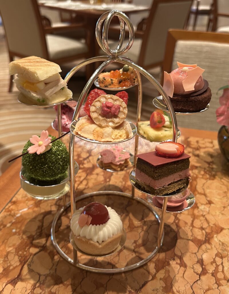 ザ・ペニンシュラ東京「ザ・ロビー（コンチネンタルダイニング）」【桜アフタヌーンティー】春×桜を感じるスイーツ&セイボリー アフタヌーンティーメニュー