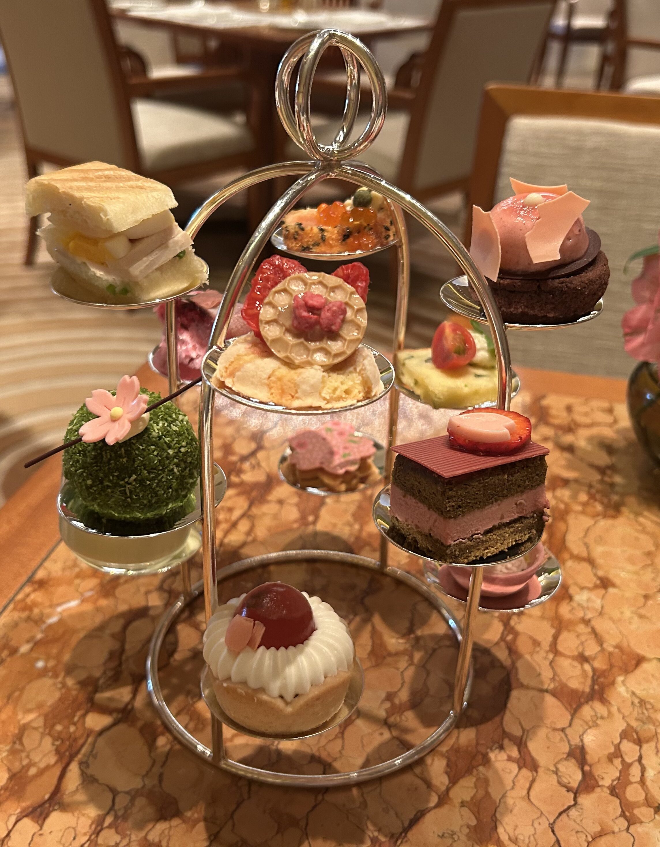 ザ・ペニンシュラ東京「ザ・ロビー（コンチネンタルダイニング）」【桜アフタヌーンティー】春×桜を感じるスイーツ&セイボリー