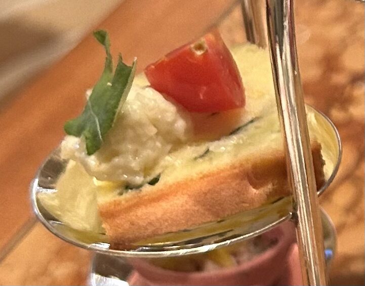 ザ・ペニンシュラ東京「ザ・ロビー（コンチネンタルダイニング）」【桜アフタヌーンティー】春×桜を感じるスイーツ&セイボリー 菜の花のケーク・サレ 帆立のタルタル わさびマヨネーズ