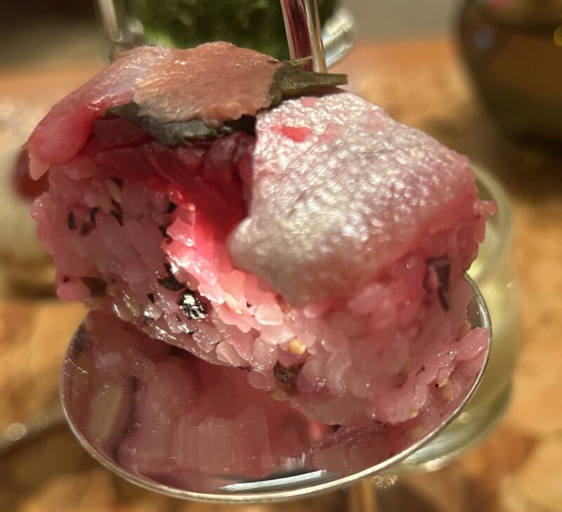 ザ・ペニンシュラ東京「ザ・ロビー（コンチネンタルダイニング）」【桜アフタヌーンティー】春×桜を感じるスイーツ&セイボリー 桜鯛の押し寿司 ビーツ 桜花の塩漬け