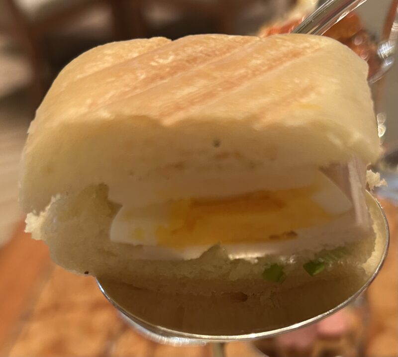 ザ・ペニンシュラ東京「ザ・ロビー（コンチネンタルダイニング）」【桜アフタヌーンティー】春×桜を感じるスイーツ&セイボリー 塩麹チキンとちりめん山椒マヨネーズのパニーニ 大根ピクルス 万能ねぎ