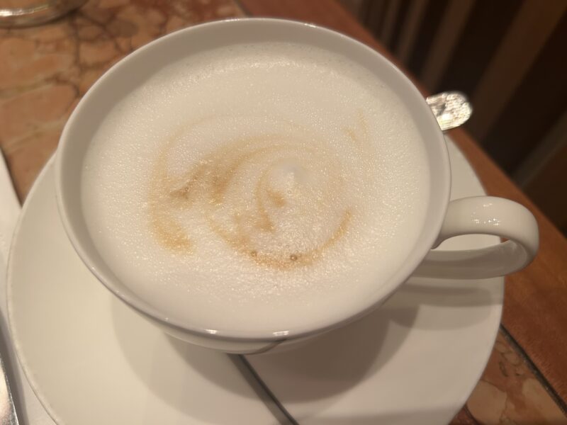 ザ・ペニンシュラ東京「ザ・ロビー（コンチネンタルダイニング）」【桜アフタヌーンティー】春×桜を感じるスイーツ&セイボリー カプチーノ