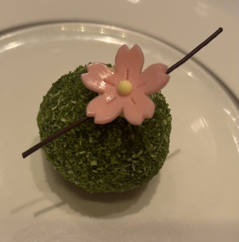 ザ・ペニンシュラ東京「ザ・ロビー（コンチネンタルダイニング）」【桜アフタヌーンティー】春×桜を感じるスイーツ&セイボリー 苔玉 抹茶と苺のクリーム1