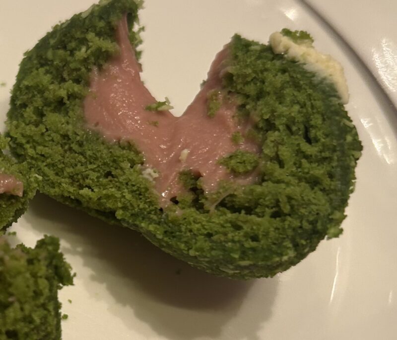 ザ・ペニンシュラ東京「ザ・ロビー（コンチネンタルダイニング）」【桜アフタヌーンティー】春×桜を感じるスイーツ&セイボリー 苔玉 抹茶と苺のクリーム2