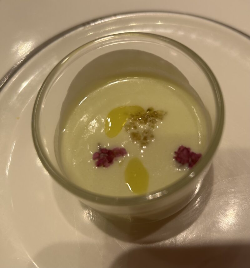 ザ・ペニンシュラ東京「ザ・ロビー（コンチネンタルダイニング）」【桜アフタヌーンティー】春×桜を感じるスイーツ&セイボリー そら豆と新じゃがのビシソワーズ コンソメジュレ