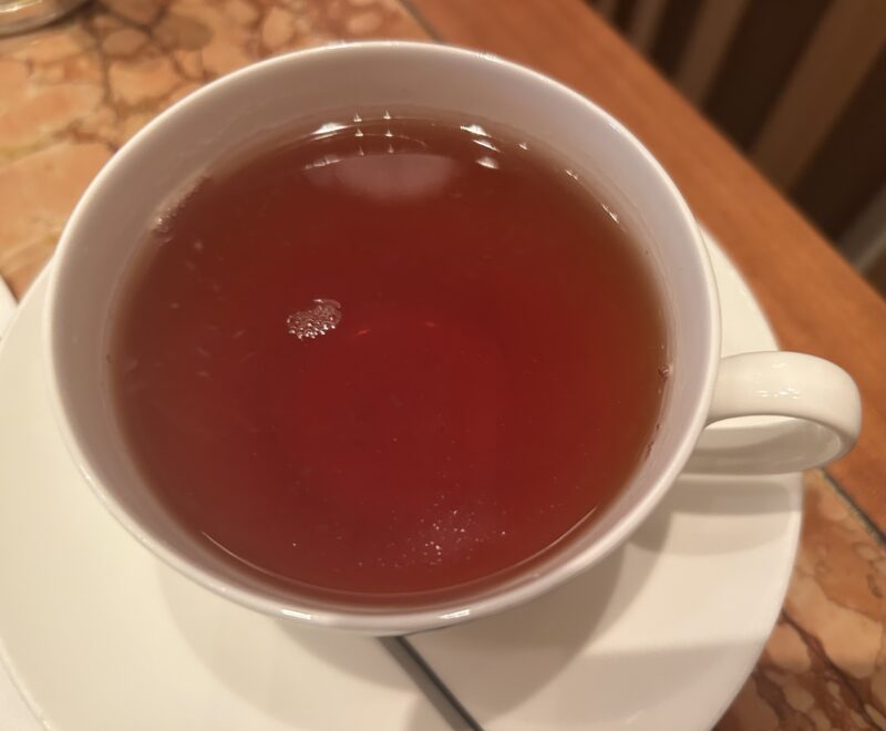 ザ・ペニンシュラ東京「ザ・ロビー（コンチネンタルダイニング）」【桜アフタヌーンティー】春×桜を感じるスイーツ&セイボリー マスカット（ホットまたは アイス）