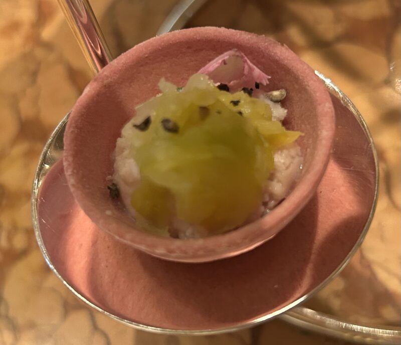 ザ・ペニンシュラ東京「ザ・ロビー（コンチネンタルダイニング）」【桜アフタヌーンティー】春×桜を感じるスイーツ&セイボリー ハムムースのタルト 春キャベツのピクルス