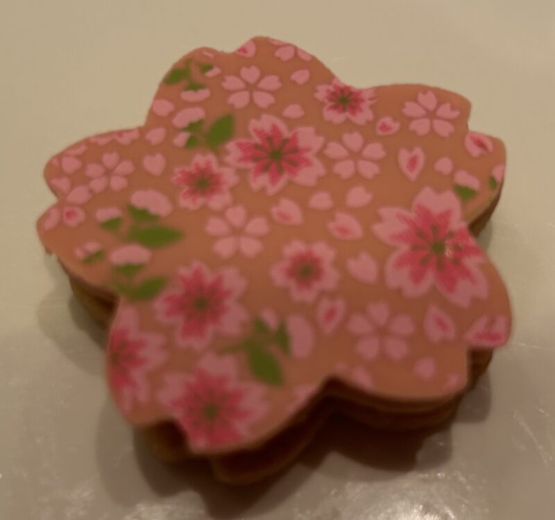 ザ・ペニンシュラ東京「ザ・ロビー（コンチネンタルダイニング）」【桜アフタヌーンティー】春×桜を感じるスイーツ&セイボリー クッキーサンド 丸の内ハニーとオレンジのジャム1