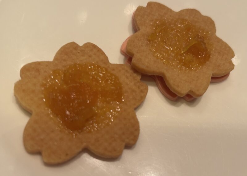 ザ・ペニンシュラ東京「ザ・ロビー（コンチネンタルダイニング）」【桜アフタヌーンティー】春×桜を感じるスイーツ&セイボリー クッキーサンド 丸の内ハニーとオレンジのジャム2
