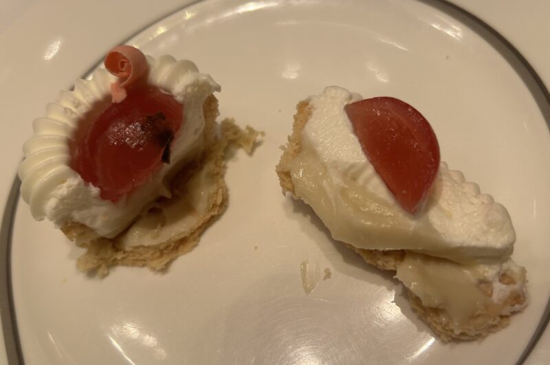 ザ・ペニンシュラ東京「ザ・ロビー（コンチネンタルダイニング）」【桜アフタヌーンティー】春×桜を感じるスイーツ&セイボリー 桜とホワイトチョコのタルト2