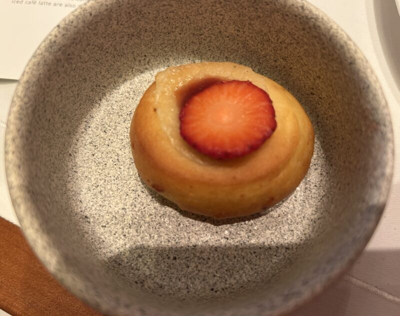 ザ・ペニンシュラ東京「ザ・ロビー（コンチネンタルダイニング）」【桜アフタヌーンティー】春×桜を感じるスイーツ&セイボリー ブリーチーズのブリオッシュ 苺と桜のチャツネ1