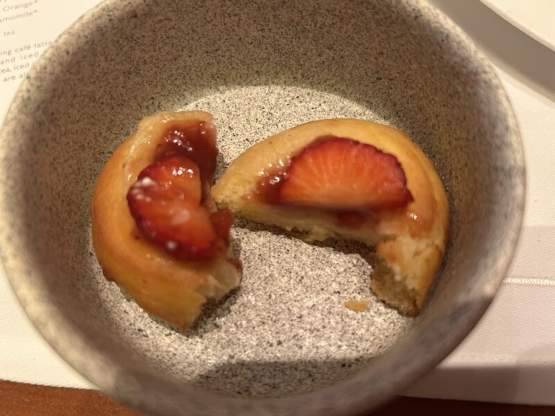 ザ・ペニンシュラ東京「ザ・ロビー（コンチネンタルダイニング）」【桜アフタヌーンティー】春×桜を感じるスイーツ&セイボリー ブリーチーズのブリオッシュ 苺と桜のチャツネ2