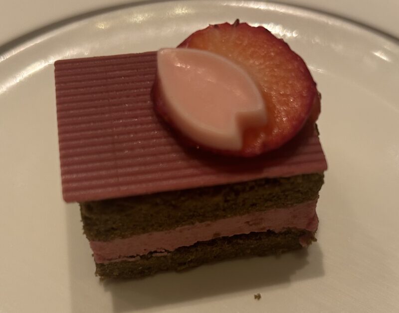 ザ・ペニンシュラ東京「ザ・ロビー（コンチネンタルダイニング）」【桜アフタヌーンティー】春×桜を感じるスイーツ&セイボリー スイーツセレクション