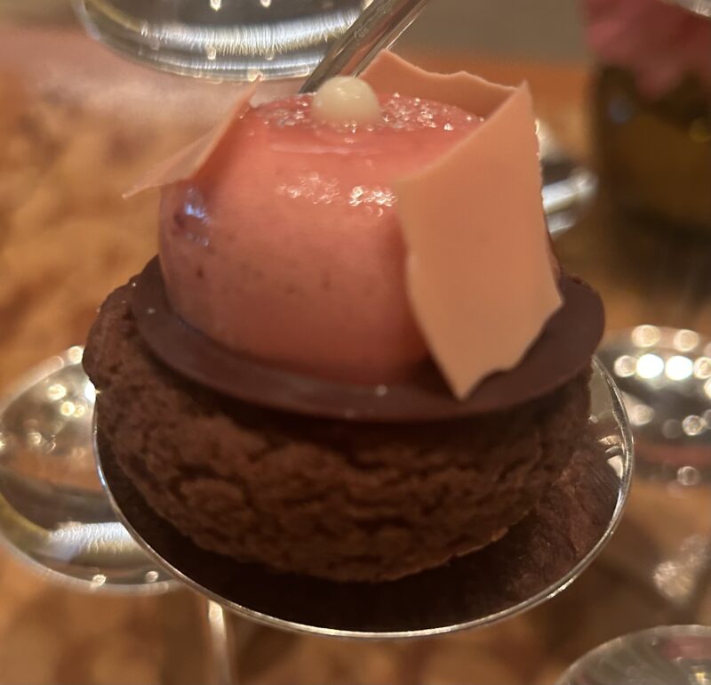 ザ・ペニンシュラ東京「ザ・ロビー（コンチネンタルダイニング）」【桜アフタヌーンティー】春×桜を感じるスイーツ&セイボリー チョコレートのビスキュイシュー チョコレート・クレムー ハイビスカスとローズのシブースト