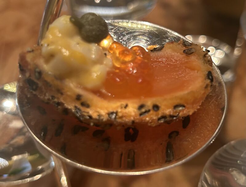 ザ・ペニンシュラ東京「ザ・ロビー（コンチネンタルダイニング）」【桜アフタヌーンティー】春×桜を感じるスイーツ&セイボリー サーモンミ・キュイのフライ