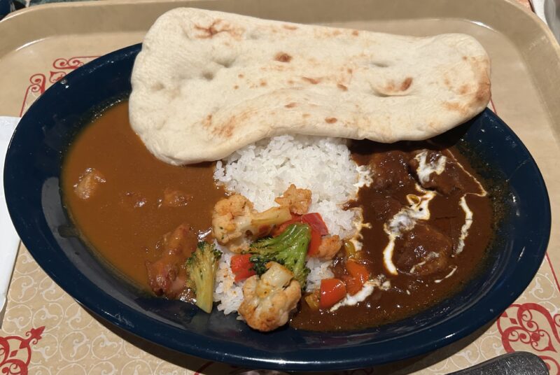スペシャルコンビカリーライス、ナン添え(中辛ビーフ&甘口チキン)